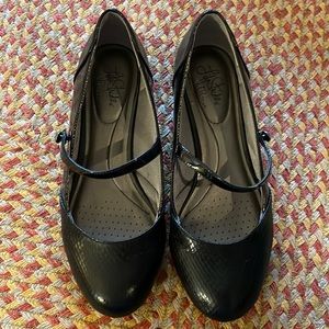 Size 8 black life stride flats
